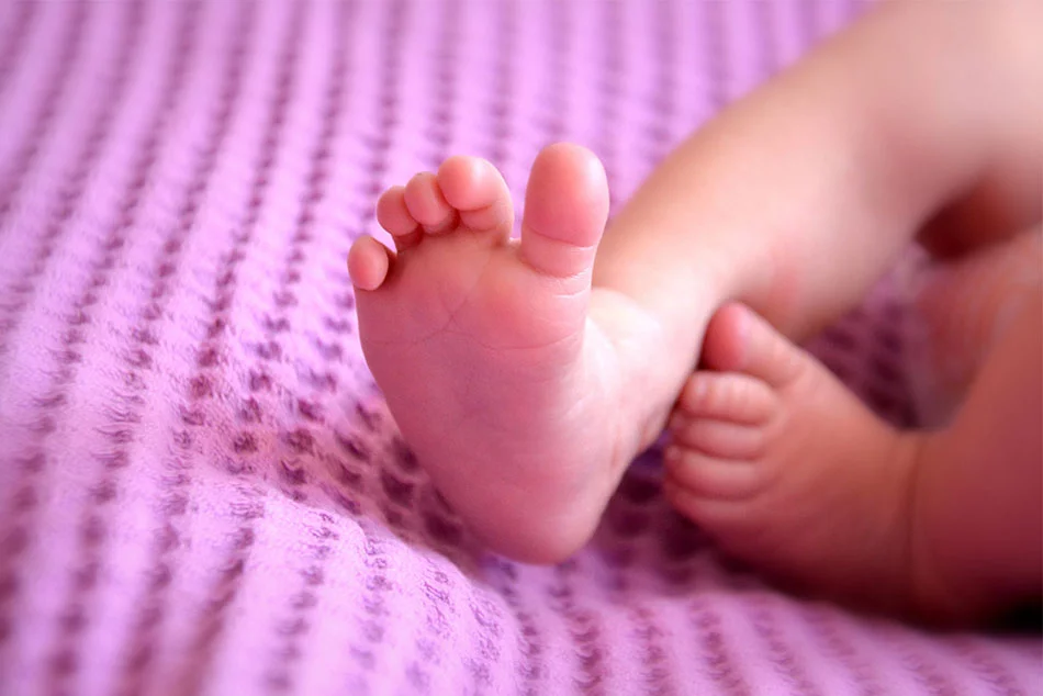 Χαριστωμένη φωτογράφιση νεογνού! baby feet pink